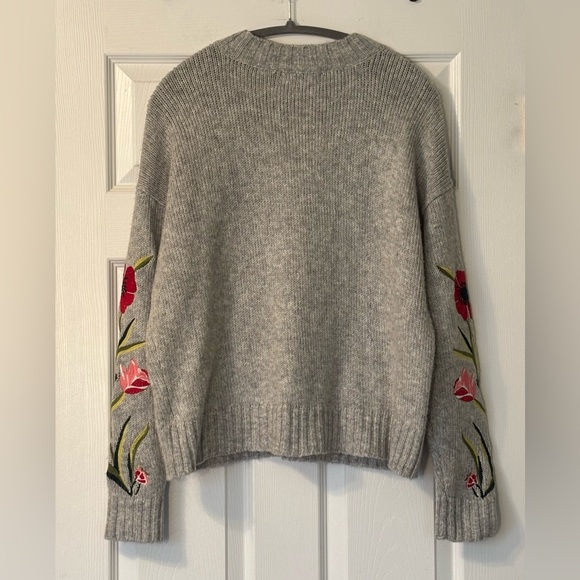 Romeo + Juliet Crewneck Floral Embroidered Sweater Size S EUC - Picture 3 of 11